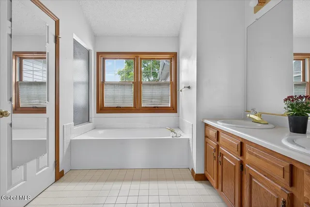 $332,500 | 1 Valley View Avenue, East Greenbush, NY 12144