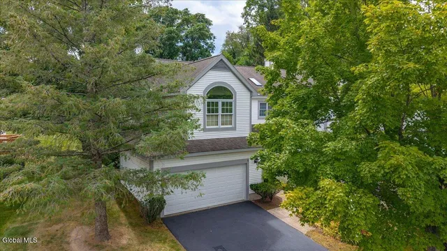 $332,500 | 1 Valley View Avenue, East Greenbush, NY 12144