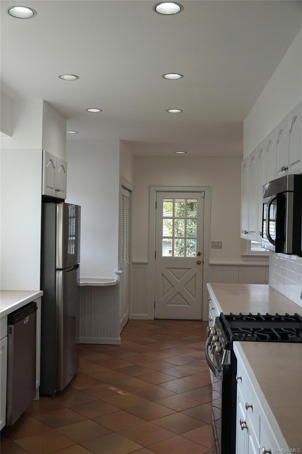 16 Bon Air Avenue New Rochelle, NY 10804 - Photo 15 of 25