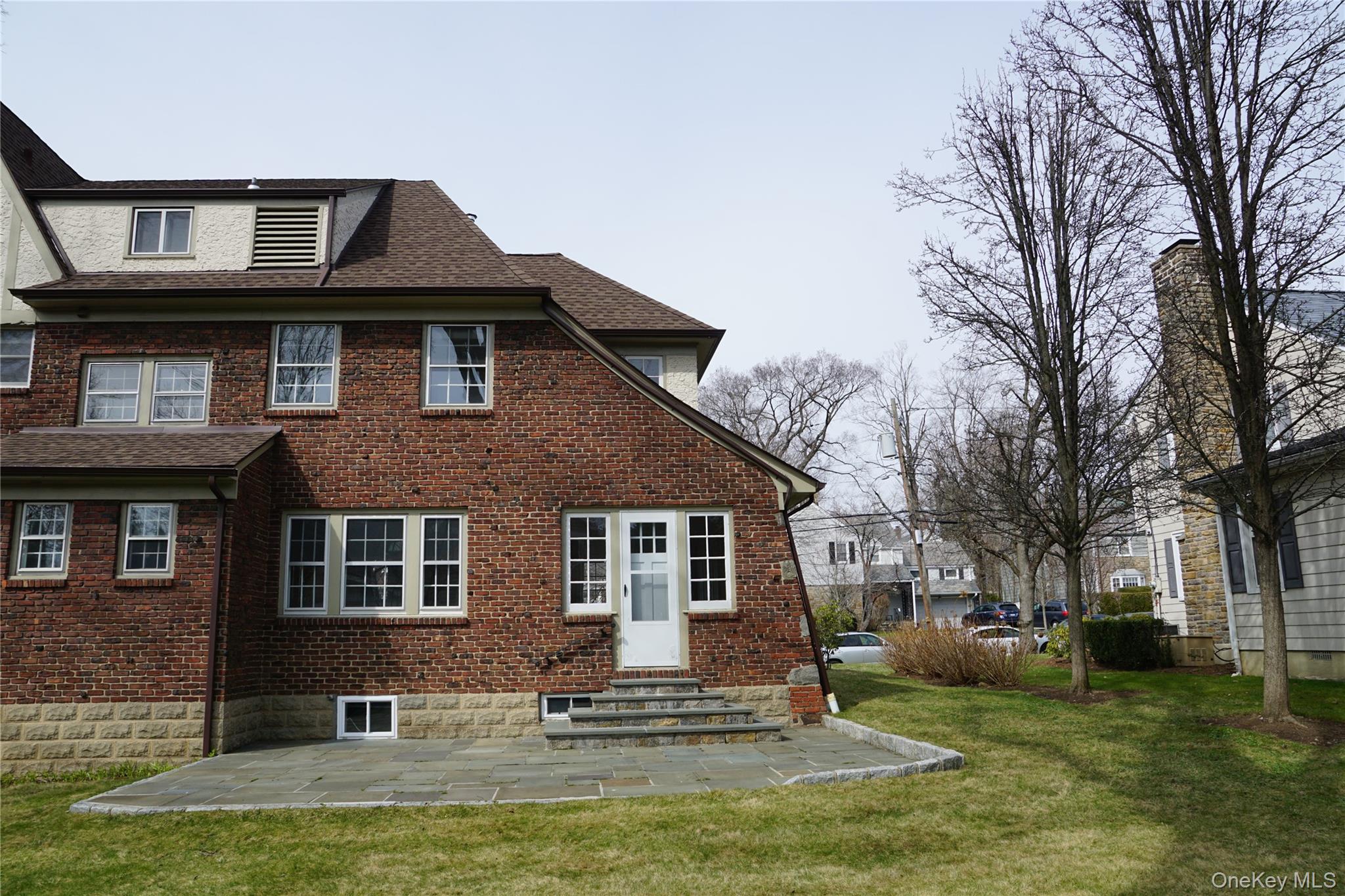 16 Bon Air Avenue New Rochelle, NY 10804 - Photo 4 of 25