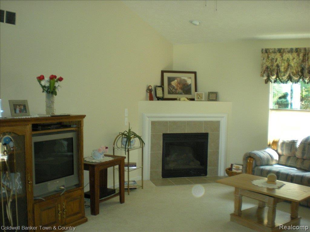 878 Spirea, Unit 112 Howell, MI 48843 - Photo 9 of 12 GREAT ROOM