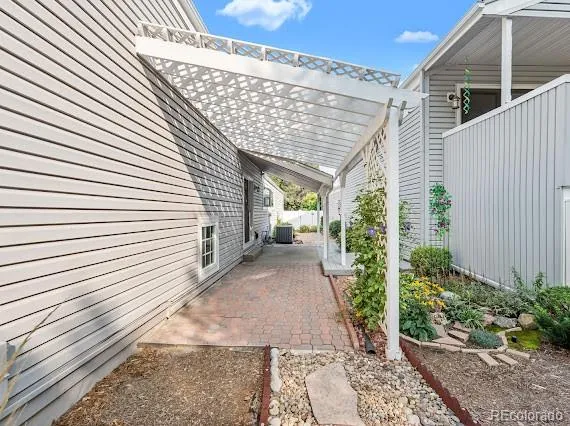 a view of a back yard