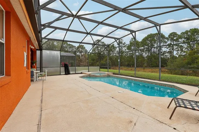 a view of a backyard