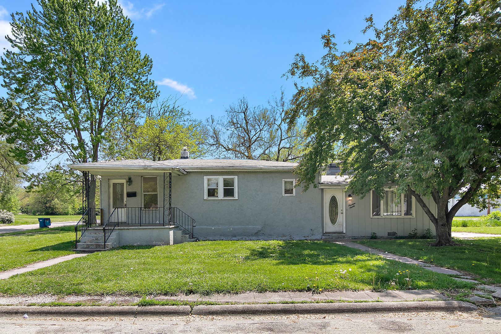 1990 Patrick Avenue Kankakee, IL 60901 - Photo 2 of 15 a front view of house with yard and green space