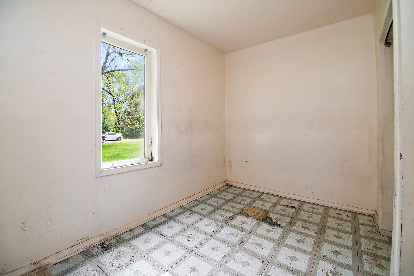 1990 Patrick Avenue Kankakee, IL 60901 - Photo 10 of 15 an empty room with a window