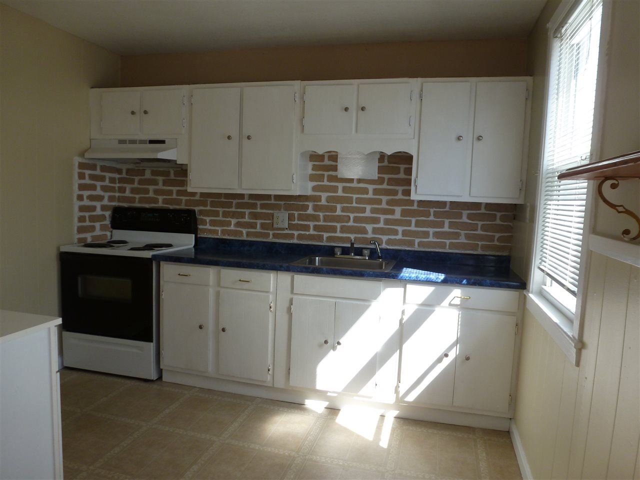 34 Gabrielle Street Manchester, NH 03103 - Photo 2 of 14 Gallery Image 2
