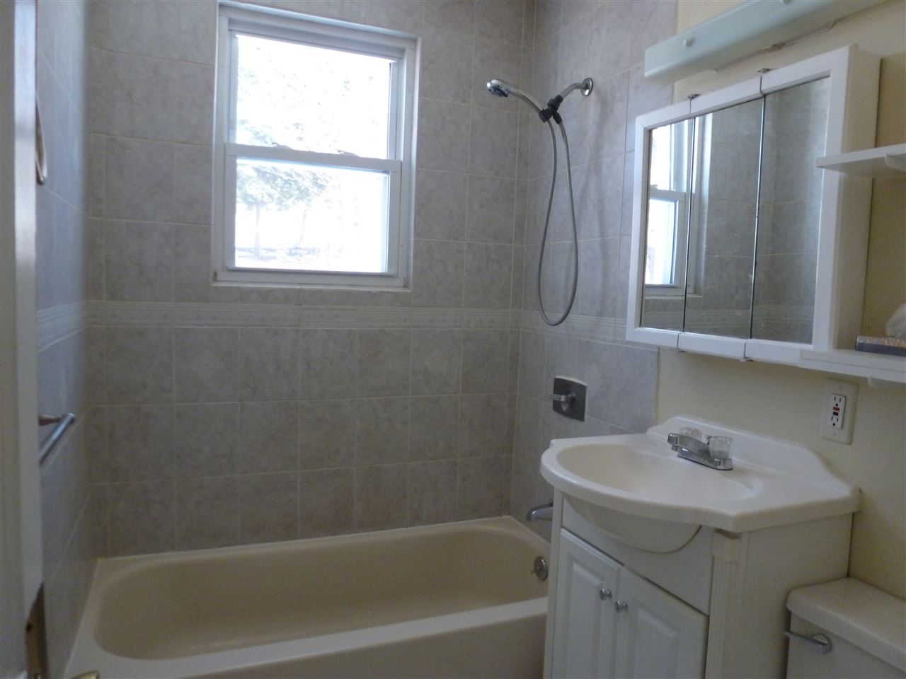 34 Gabrielle Street Manchester, NH 03103 - Photo 11 of 14 Gallery Image 11