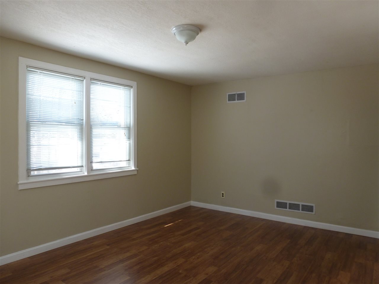 34 Gabrielle Street Manchester, NH 03103 - Photo 4 of 14 Gallery Image 4
