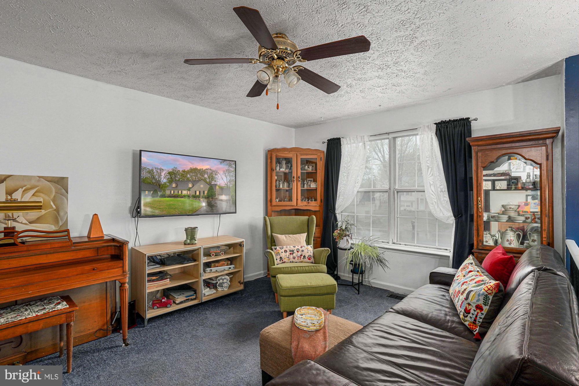 38 Buck Road Stafford, VA 22556 - Photo 6 of 39 a living room with furniture and a window
