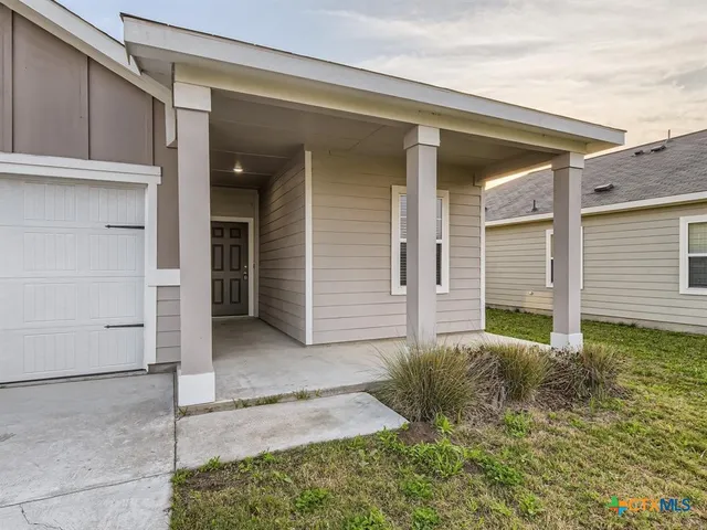 a view of a house with backyard