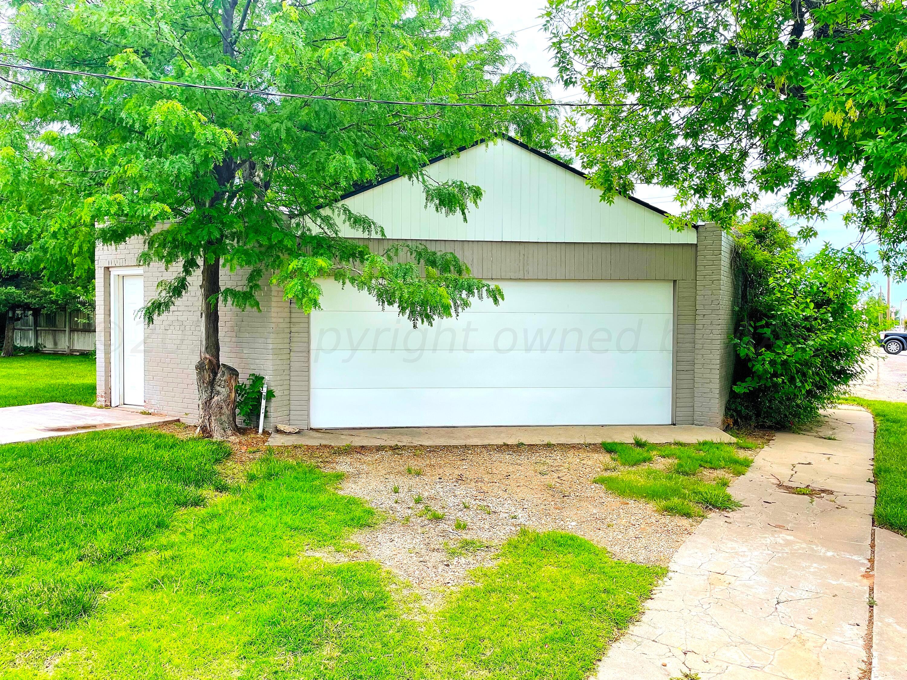 302 South Baylor Street Perryton, TX 79070 - Photo 20 of 21 a front view of a house with garden