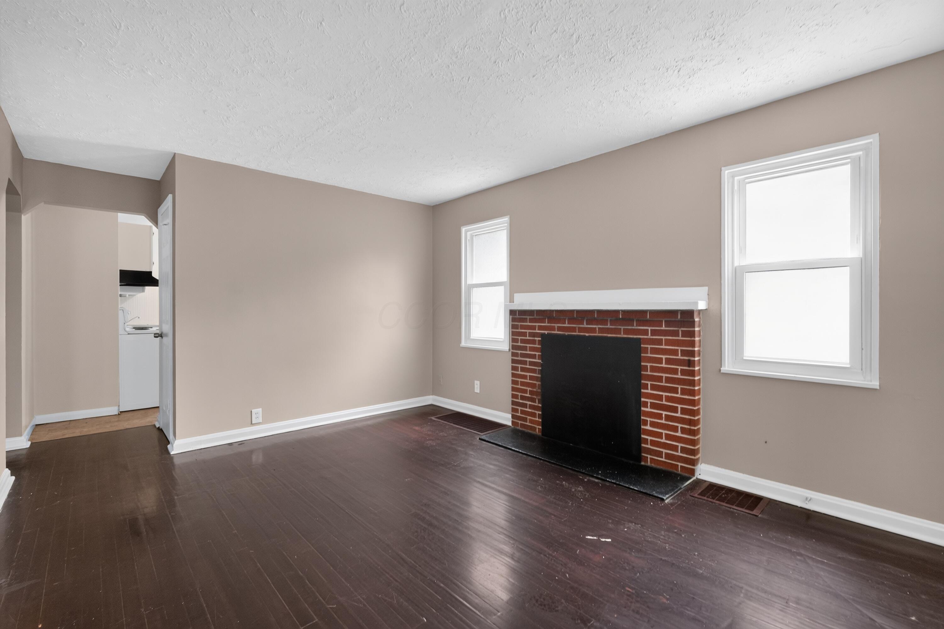 852 South Hampton Road Columbus, OH 43227 - Photo 7 of 31 11_852_S_Hampton_Rd-Living_room-n-25