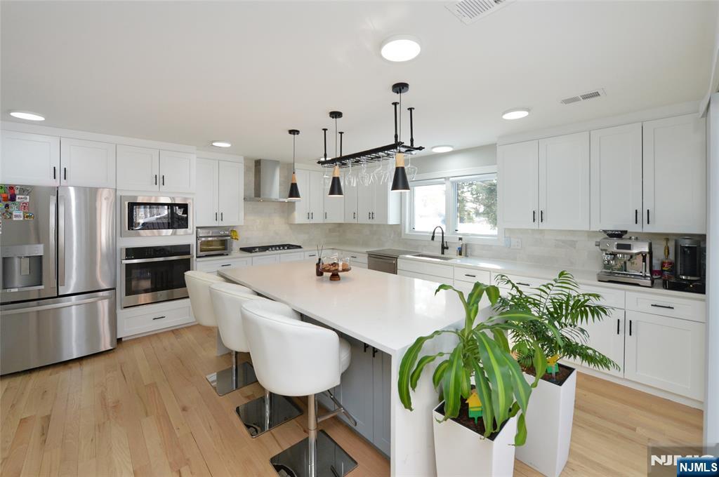 196 Graphic Boulevard Bergenfield, NJ 07621 - Photo 7 of 36