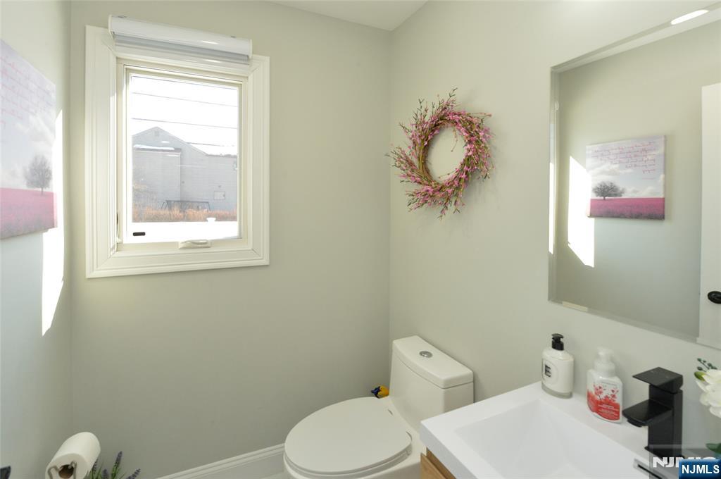 196 Graphic Boulevard Bergenfield, NJ 07621 - Photo 9 of 36