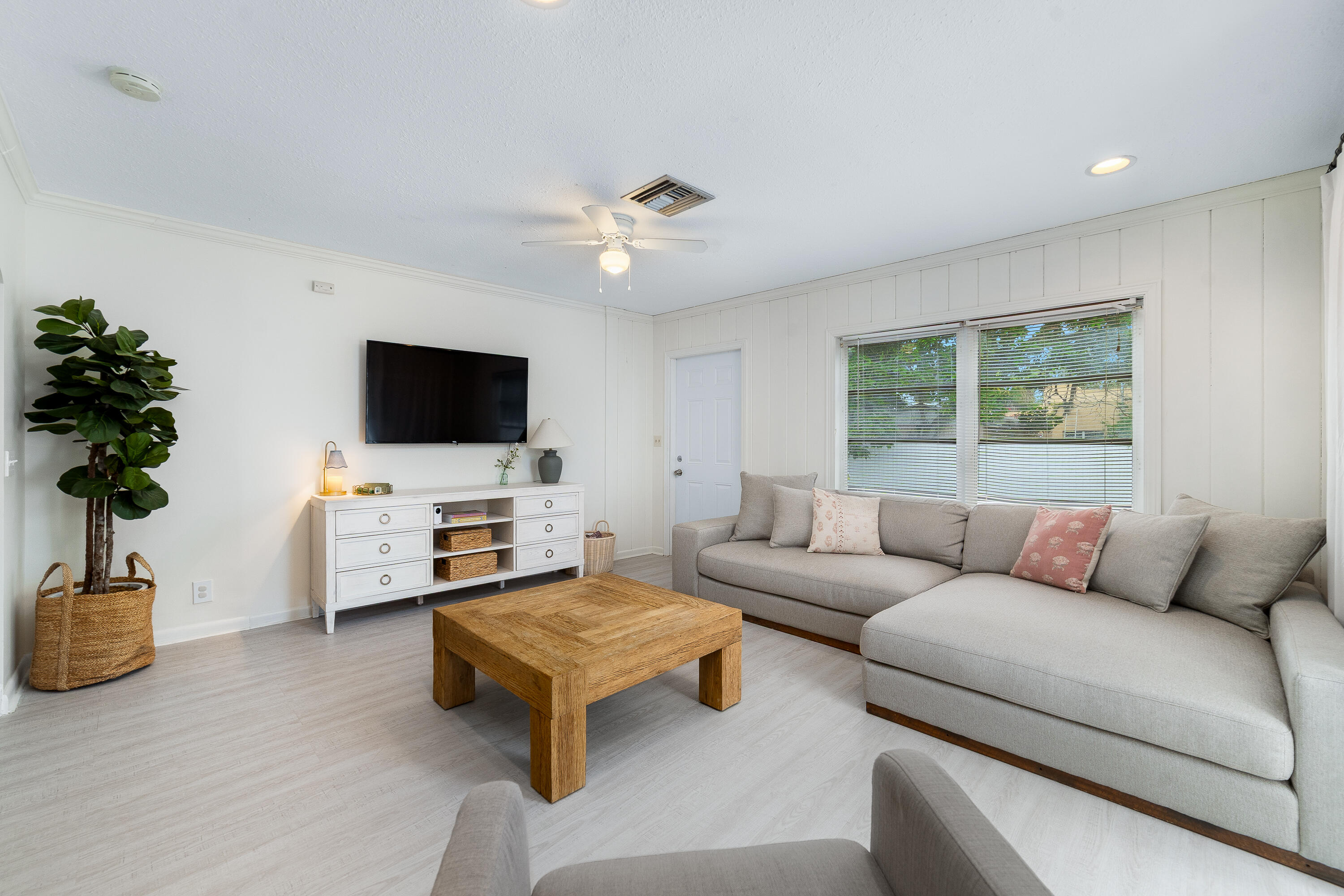 719 Valley Forge Road West Palm Beach, FL 33405 - Photo 6 of 29 _DSC0121-2