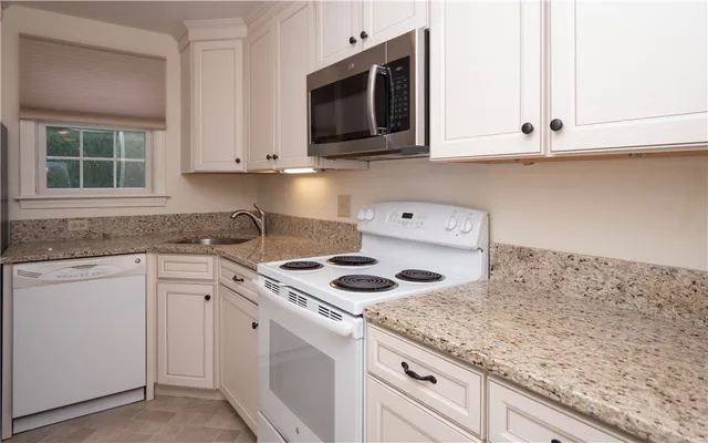 $2,650 | 20 Indian Avenue, Unit 22, Portsmouth, RI 02871