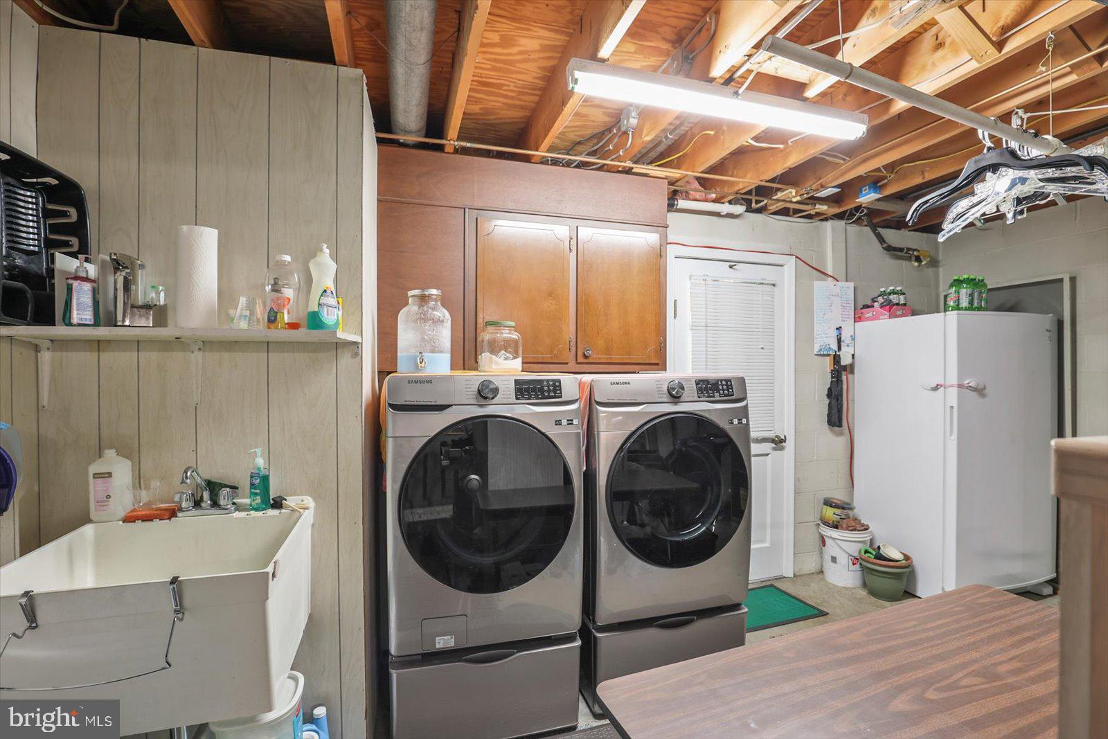 124 Lexington Road York, PA 17402 - Photo 35 of 56 a utility room with dryer and washer
