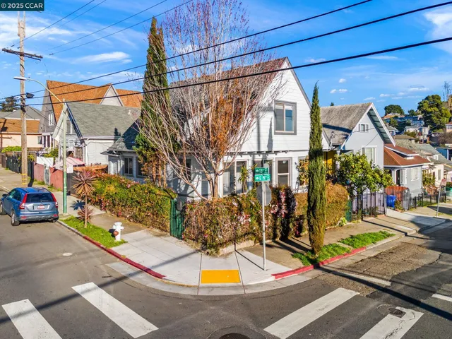 a view of back yard of the house