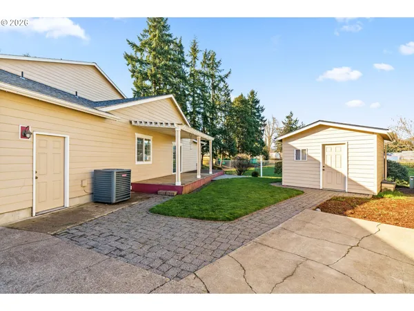 a view of a backyard