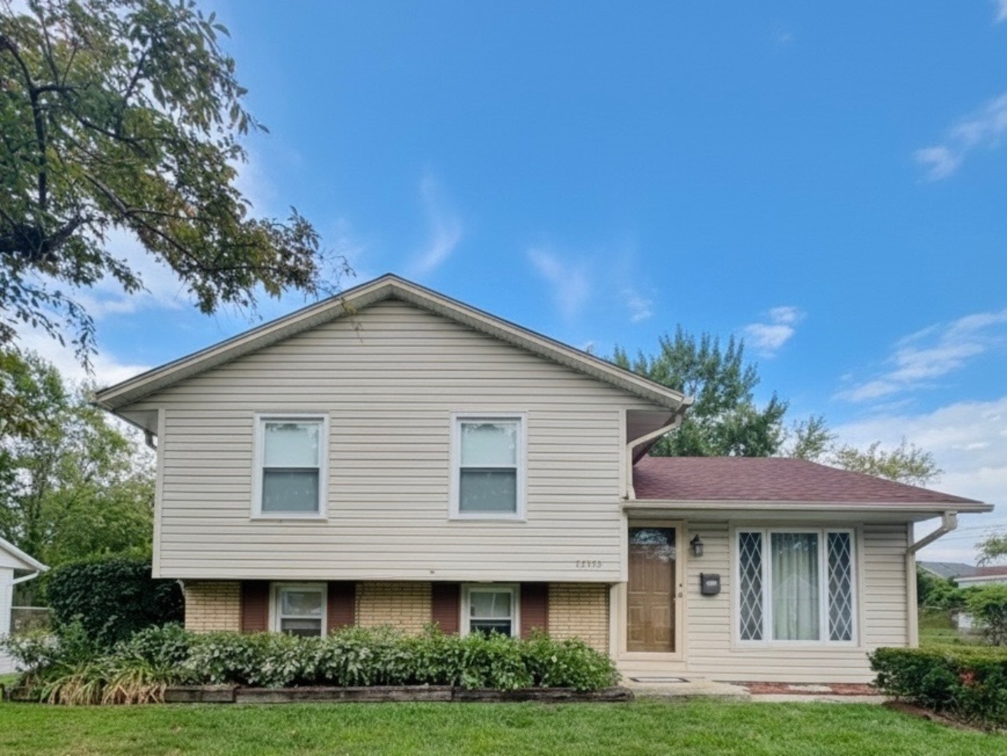 22153 Rockingham Road Richton Park, IL 60471 - Photo 1 of 36 a front view of a house with garden