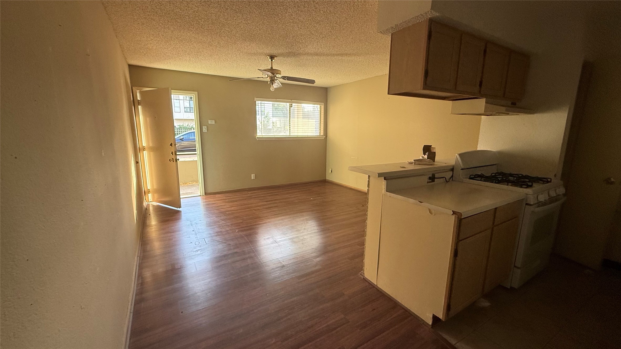 1328 Bomar Street, Unit 4 Houston, TX 77006 - Photo 3 of 7 a kitchen with a stove a sink and a refrigerator
