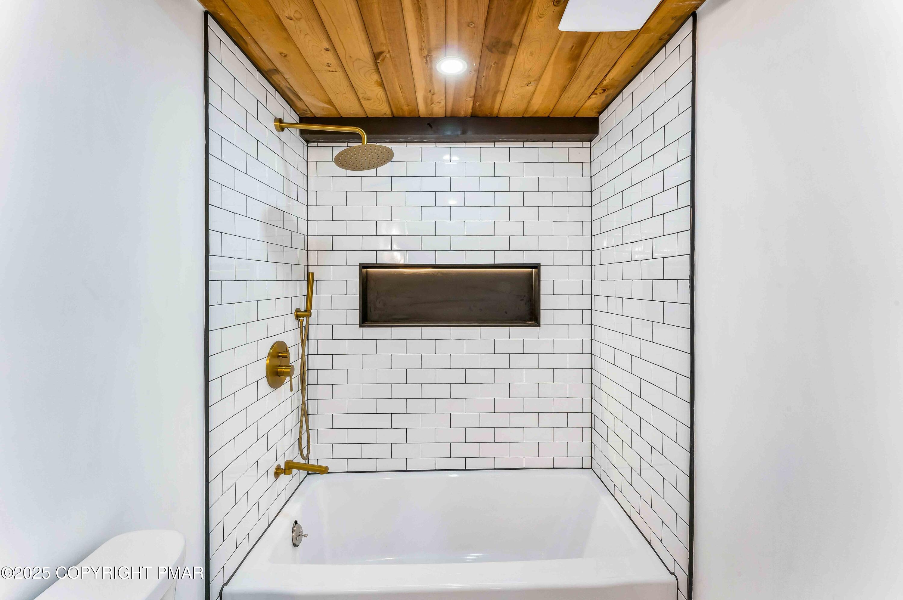 151 Elgin Way Bushkill, PA 18324 - Photo 33 of 60 a bathroom with a shower
