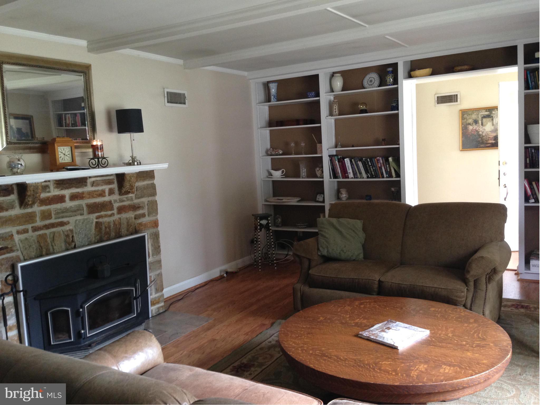 801 Weatherbee Road Baltimore, MD 21286 - Photo 8 of 12 Living Room