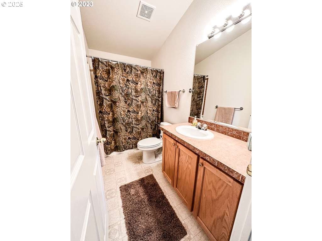 46198 Slaughterhouse Road Halfway, OR 97834 - Photo 11 of 40 a very nice looking room with a large window