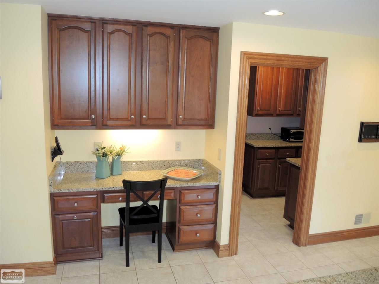5405 Abbey Road Rochester, MI 48306 - Photo 23 of 96
