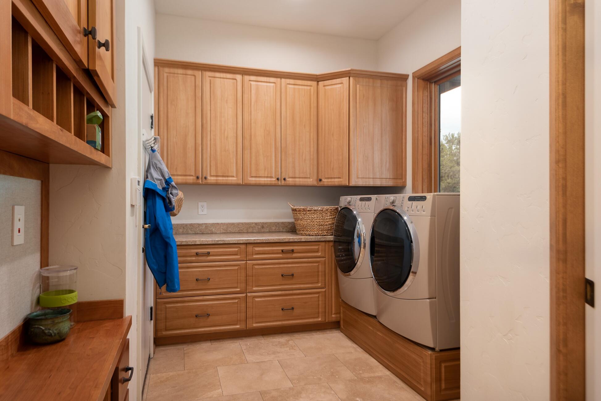 61648 Cedarwood Road Bend, OR 97702 - Photo 25 of 28 mud room _ laundry