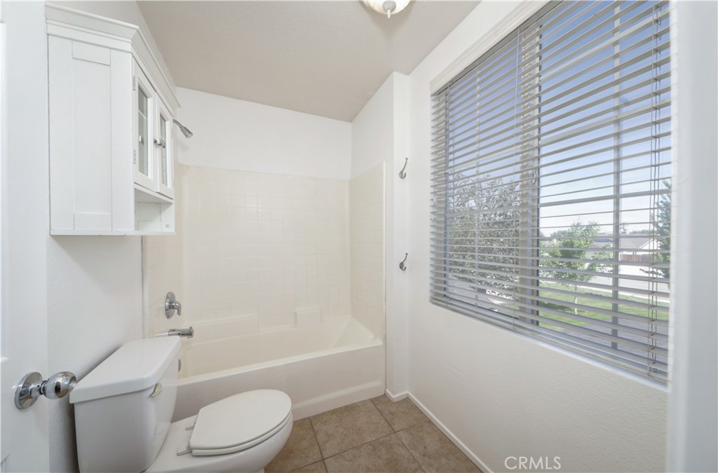 110 Clearview Court Tehachapi, CA 93561 - Photo 20 of 49 UPPER BATH IS SPACIOUS WITH A WINDOW!
