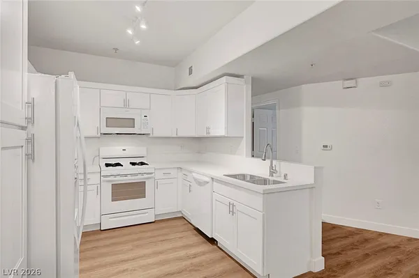 $2,000 | 2291 West Horizon Ridge Parkway, Unit 5129, Henderson, NV 89052