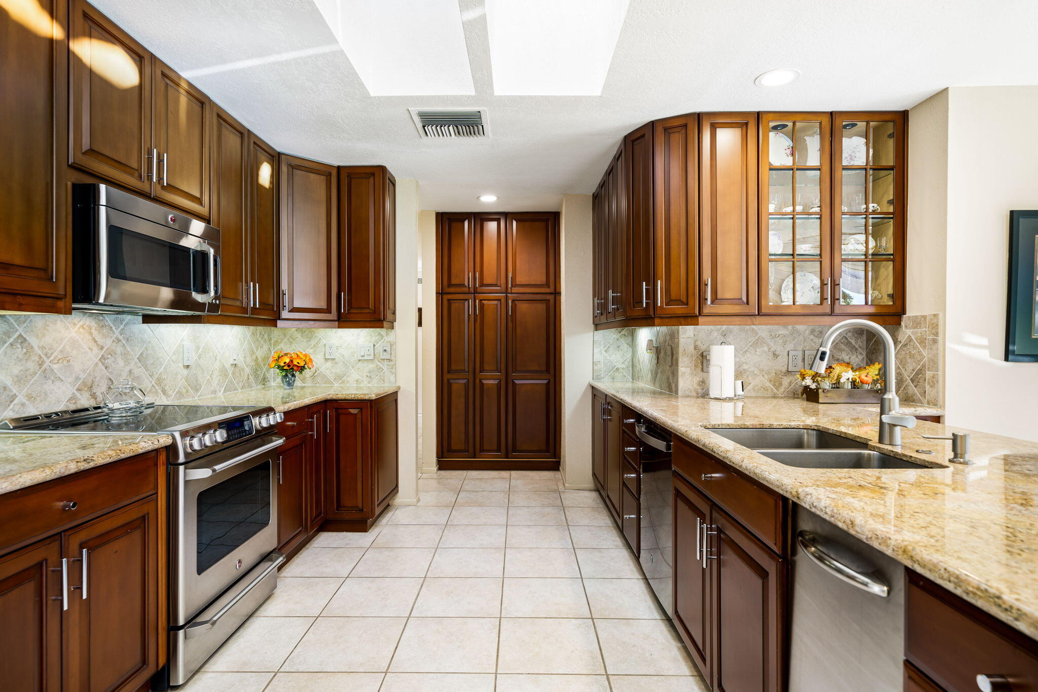 15 Duke Drive Rancho Mirage, CA 92270 - Photo 11 of 45 Kitchen