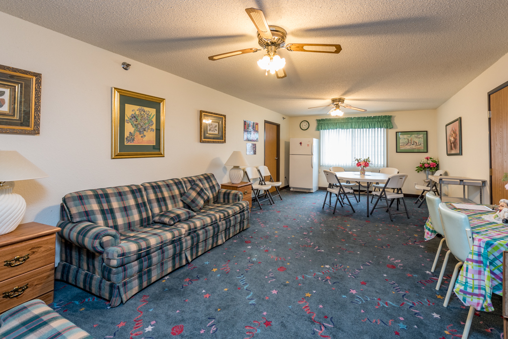 3305 Sunset Avenue, Unit 129 Waukegan, IL 60087 - Photo 18 of 20 a living room with furniture and a chandelier