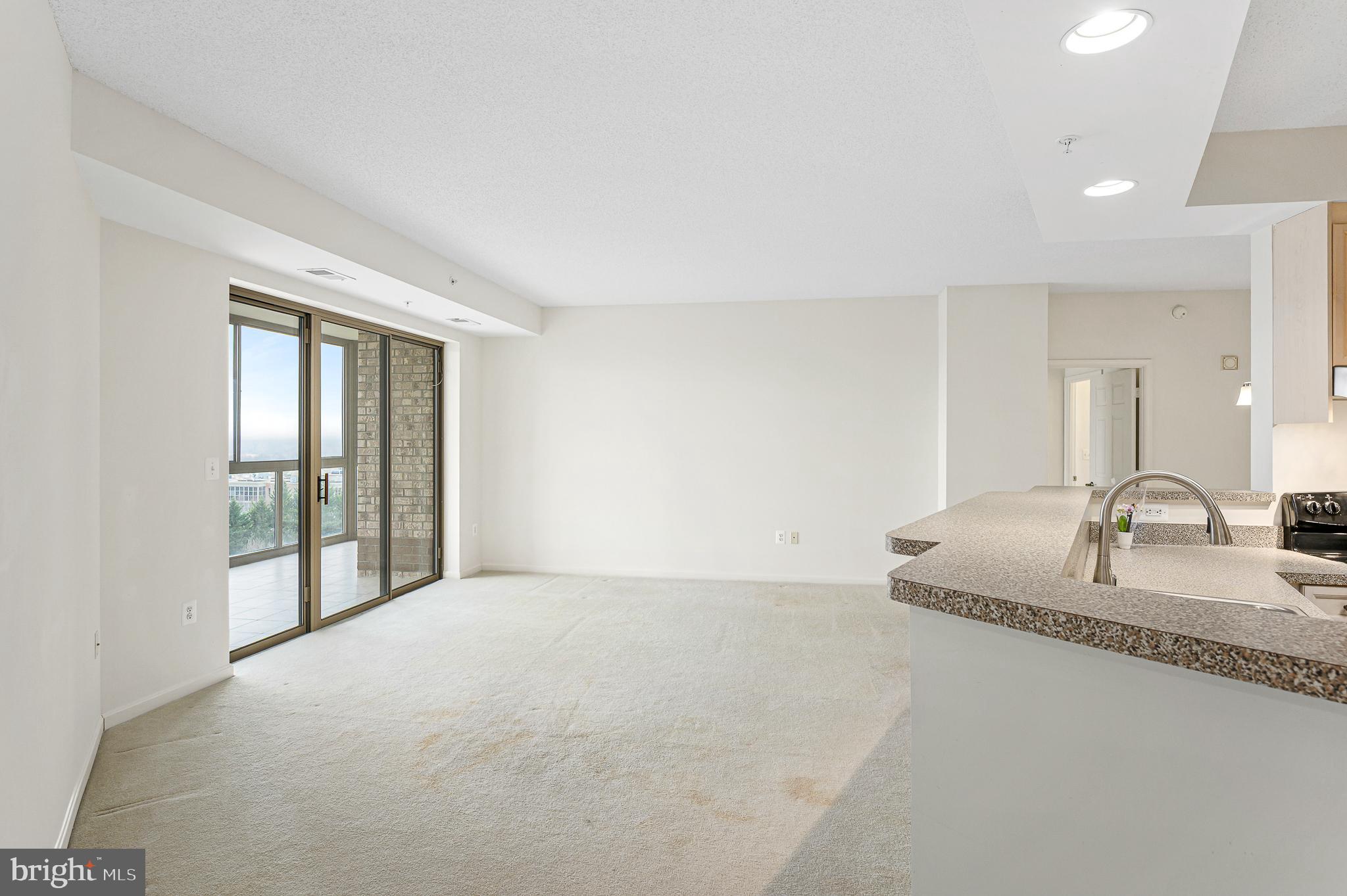 19355 Cypress Ridge Terrace, Unit 515 Leesburg, VA 20176 - Photo 3 of 33 Living Area