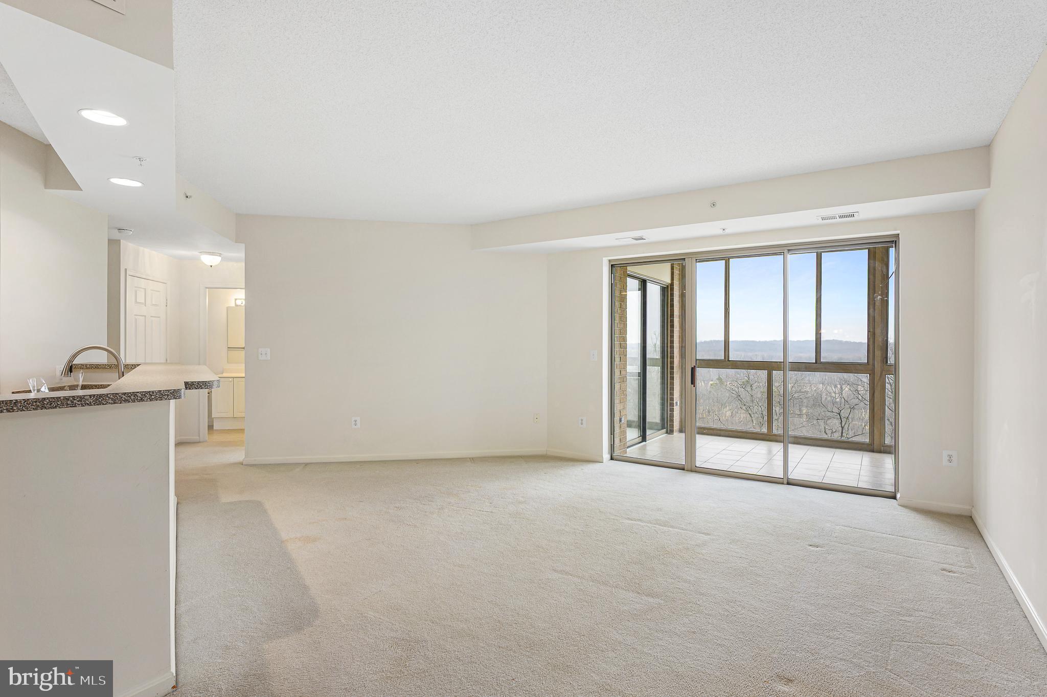 19355 Cypress Ridge Terrace, Unit 515 Leesburg, VA 20176 - Photo 4 of 33 Living/Dining Area