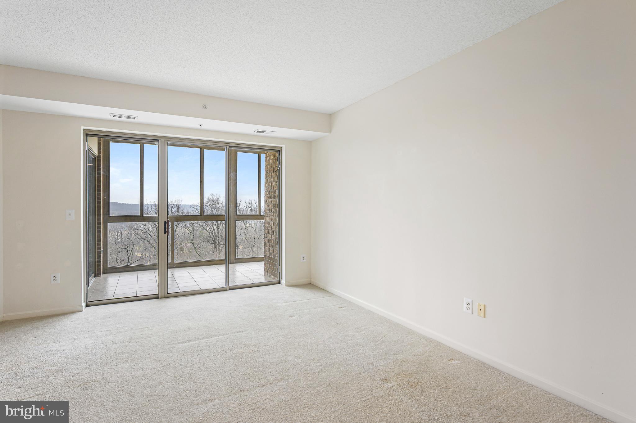 19355 Cypress Ridge Terrace, Unit 515 Leesburg, VA 20176 - Photo 5 of 33 Living Area