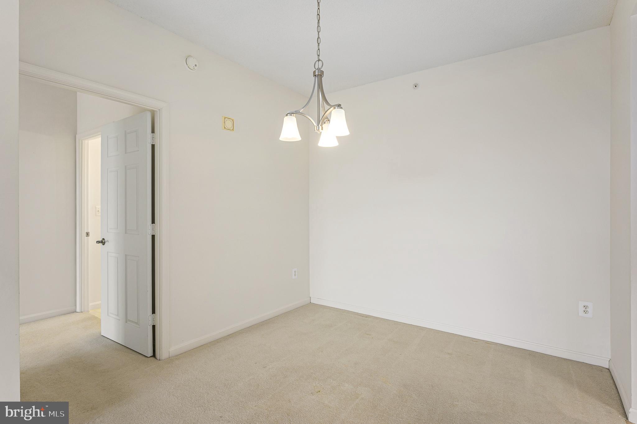 19355 Cypress Ridge Terrace, Unit 515 Leesburg, VA 20176 - Photo 9 of 33 Dining Area