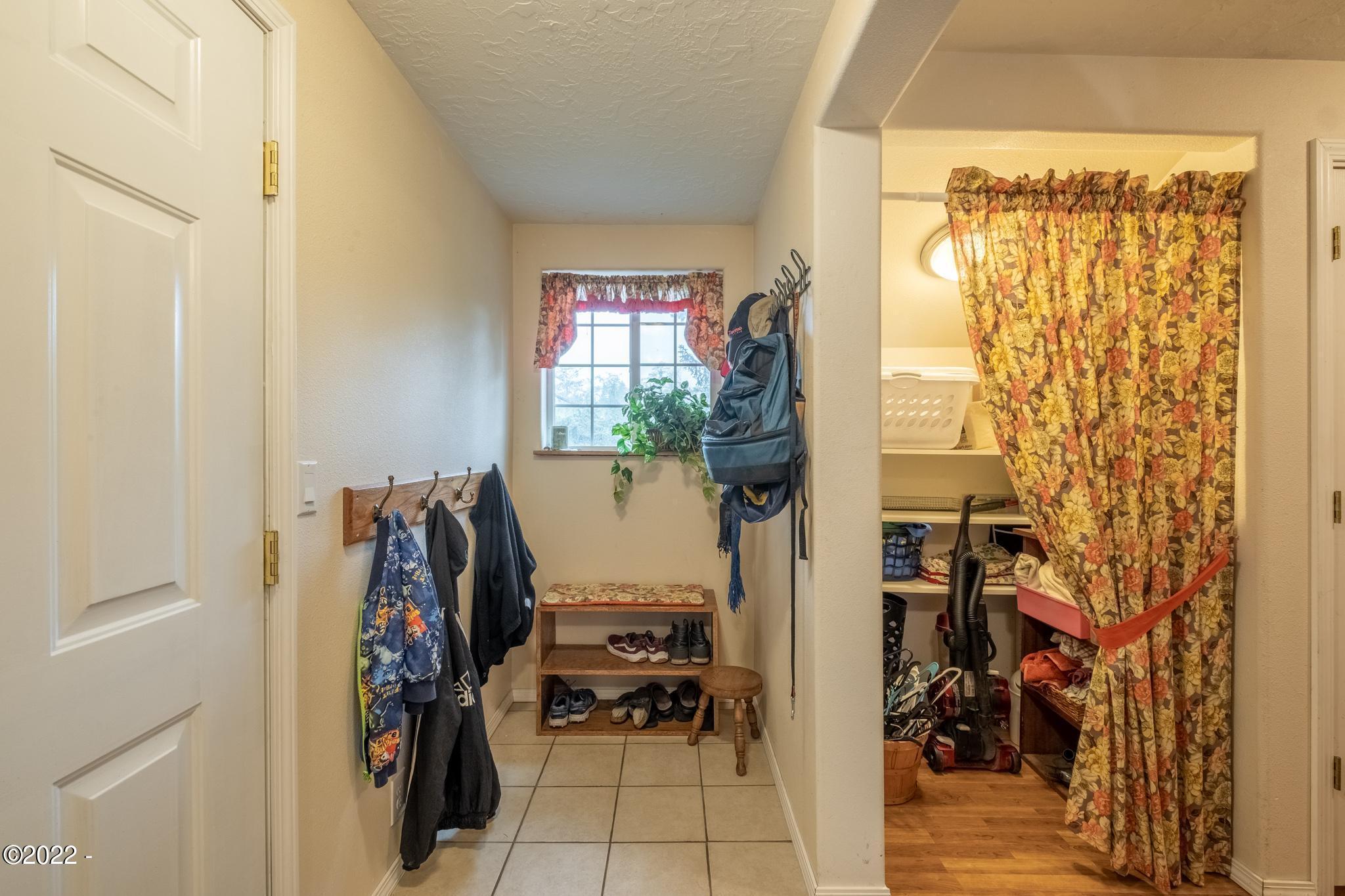 1134 Southeast River Road Toledo, OR 97391 - Photo 27 of 87 Utility room