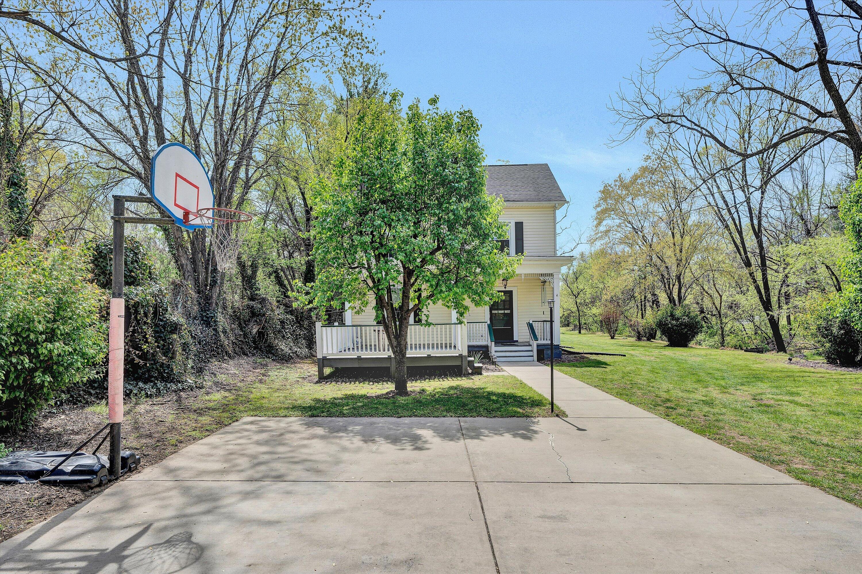 4787 Glade Creek Road Roanoke, VA 24012 - Photo 36 of 37 a backyard of a house with lots of green space