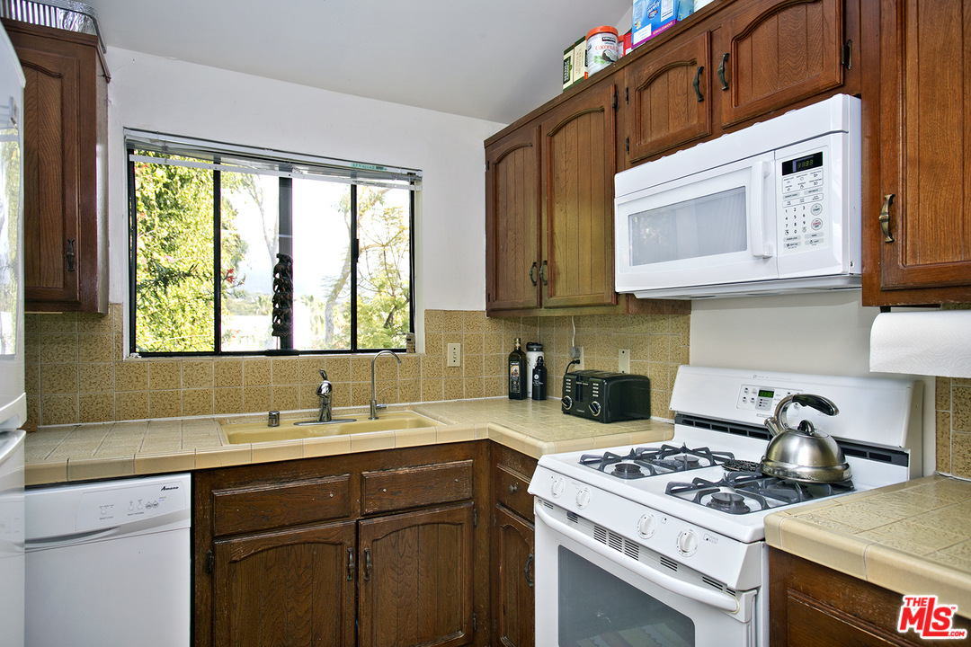 29231 Heathercliff Road Malibu, CA 90265 - Photo 18 of 27