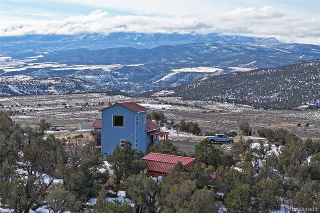 a view of a houses with a yard