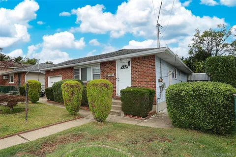 a view of a house with backyard and garden