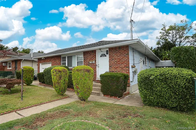 a view of a house with backyard and garden