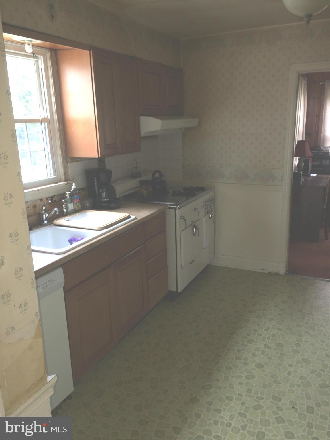5607 Oakland Road Halethorpe, MD 21227 - Photo 5 of 13 Kitchen