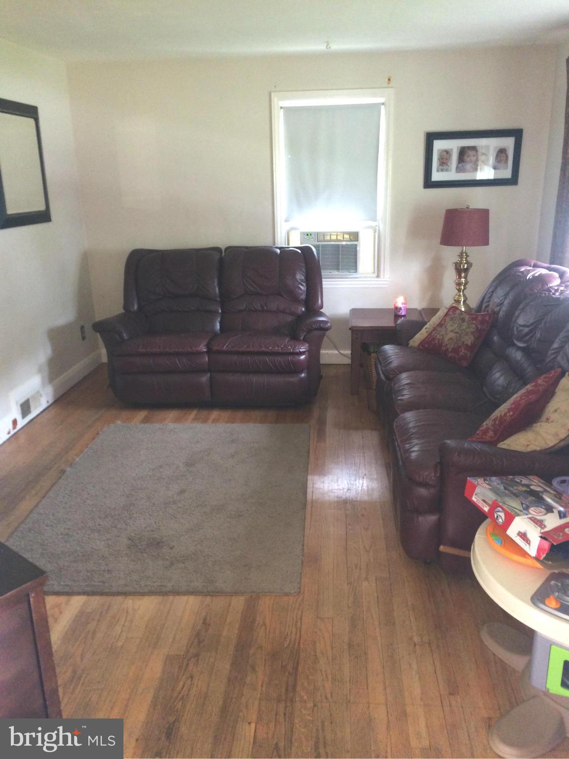 5607 Oakland Road Halethorpe, MD 21227 - Photo 7 of 13 Living Room