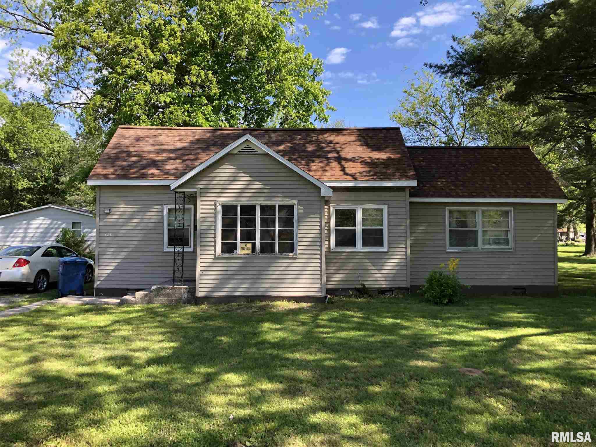 624 West 4th Street Flora, IL 62839 - Photo 1 of 8 Gallery Image 1