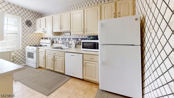 $299,900 | 29C Colfax Manor, Unit D, Roselle Park, NJ 07204