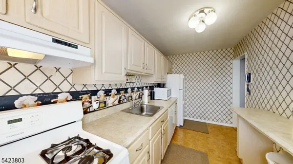 $299,900 | 29C Colfax Manor, Unit D, Roselle Park, NJ 07204