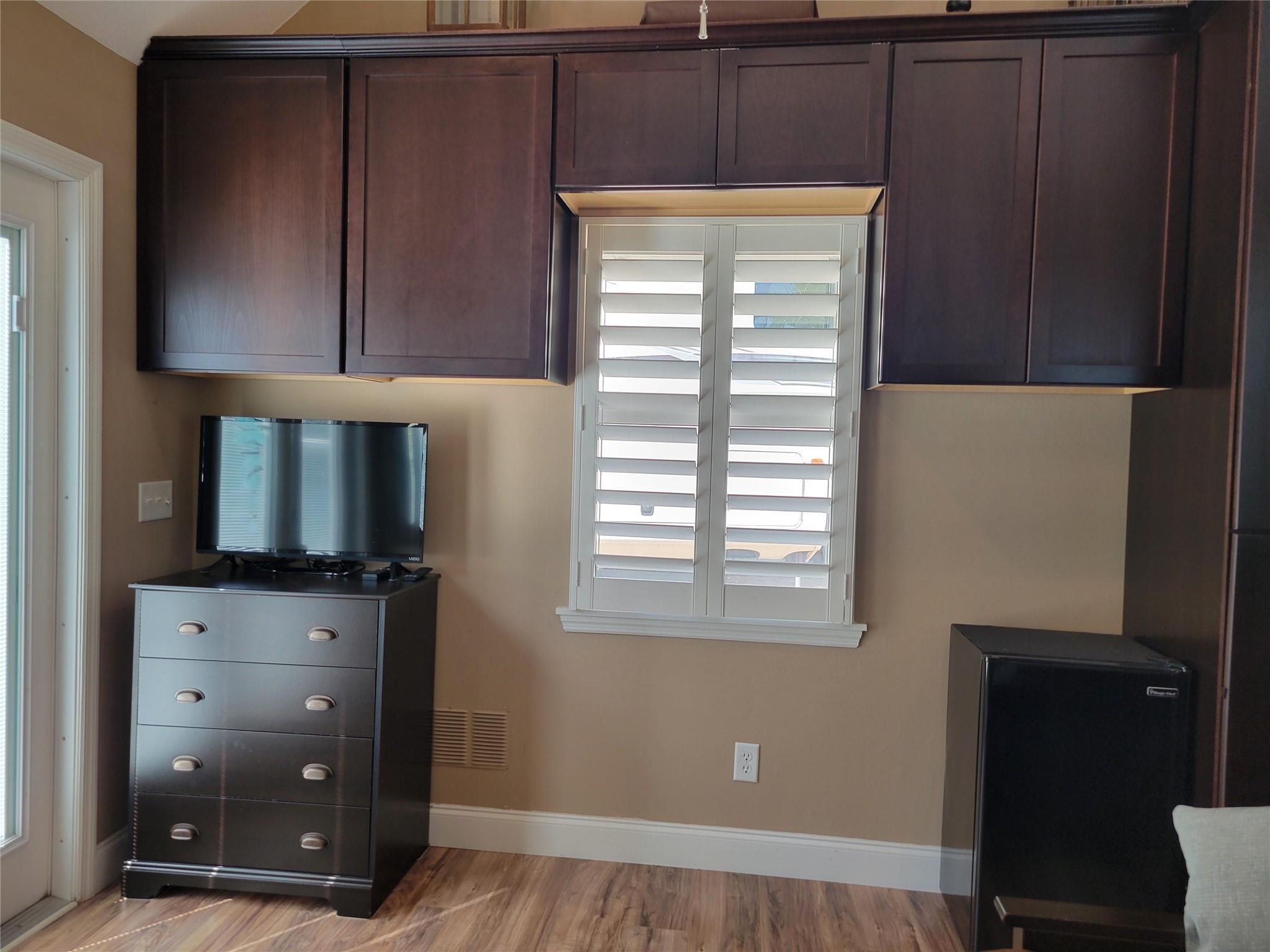 628 Southwest 35th Street Okeechobee, FL 34974 - Photo 5 of 27 a view of cabinets and window